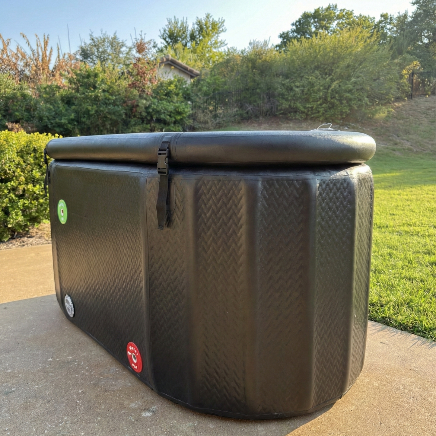 98 Gallons plunge tub, black, outdoors